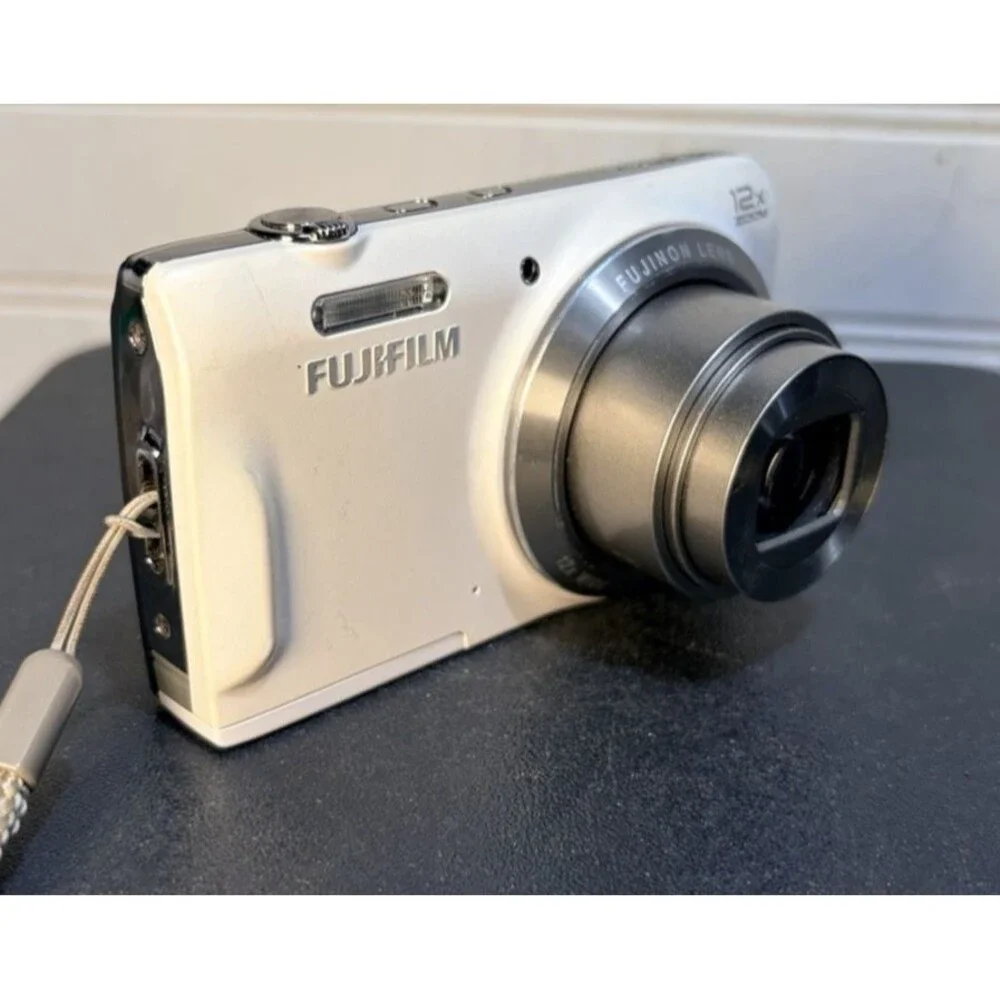 Fujifilm finepix T550 White Digital Camera 16MP - 8 GB SD Card  & 3 Batteries